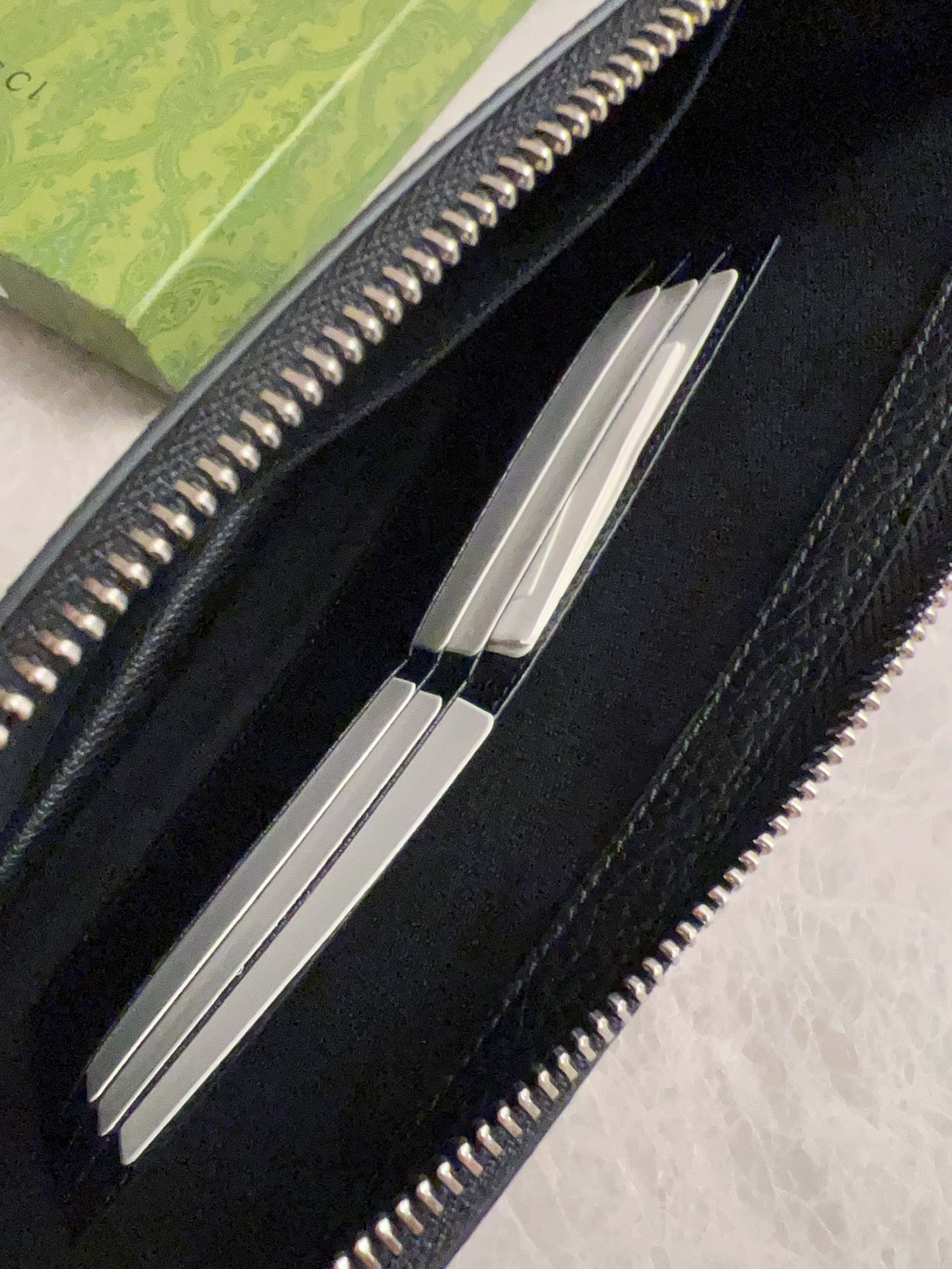 【GUCCI  公式 旗艦店】 グッチ   クラッチバッグ 当日出荷 好評に付き再入荷！22*28*3CM  241101