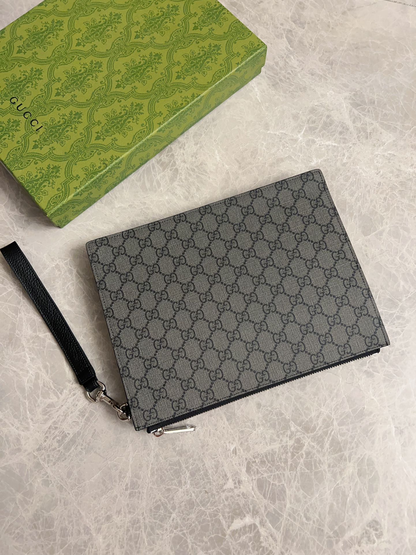 【GUCCI  公式 旗艦店】 グッチ   クラッチバッグ 当日出荷 好評に付き再入荷！22*28*3CM  241101