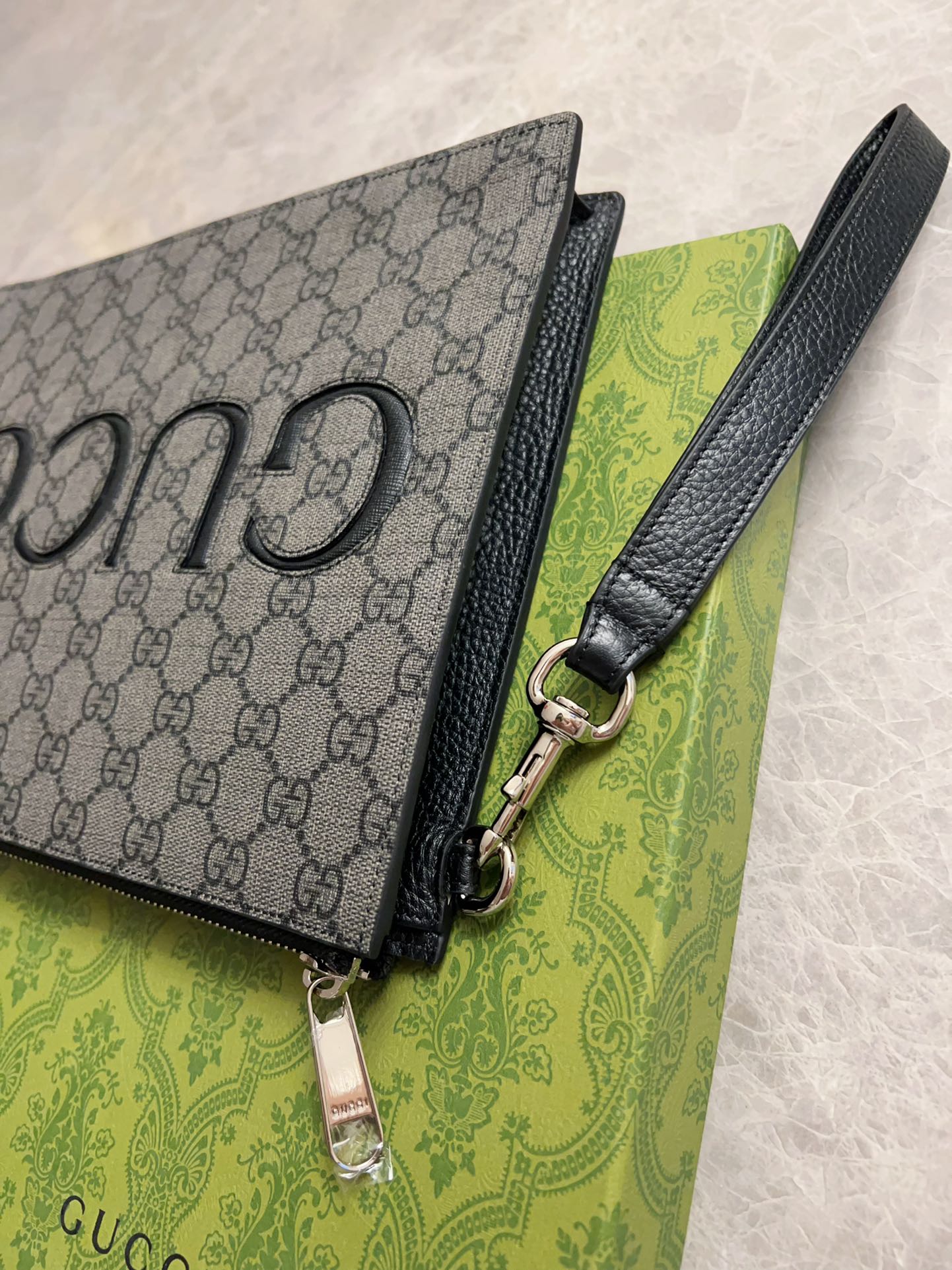 【GUCCI  公式 旗艦店】 グッチ   クラッチバッグ 当日出荷 好評に付き再入荷！22*28*3CM  241101