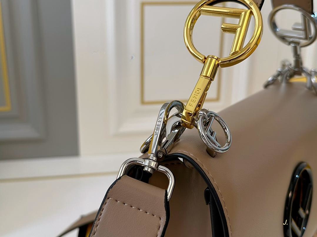 【FENDI  公式旗艦店】フェンディ 斜めがけバッグ  当日出荷 好評に付き再入荷！25*18CM  240720