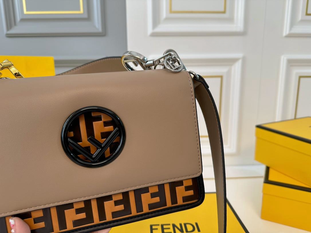 【FENDI  公式旗艦店】フェンディ 斜めがけバッグ  当日出荷 好評に付き再入荷！25*18CM  240720