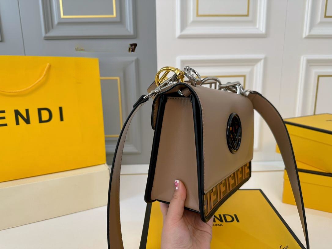 【FENDI  公式旗艦店】フェンディ 斜めがけバッグ  当日出荷 好評に付き再入荷！25*18CM  240720