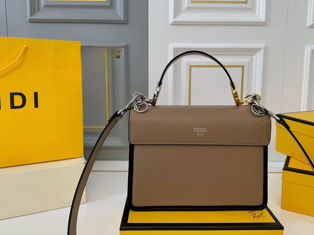 【FENDI  公式旗艦店】フェンディ 斜めがけバッグ  当日出荷 好評に付き再入荷！25*18CM  240720