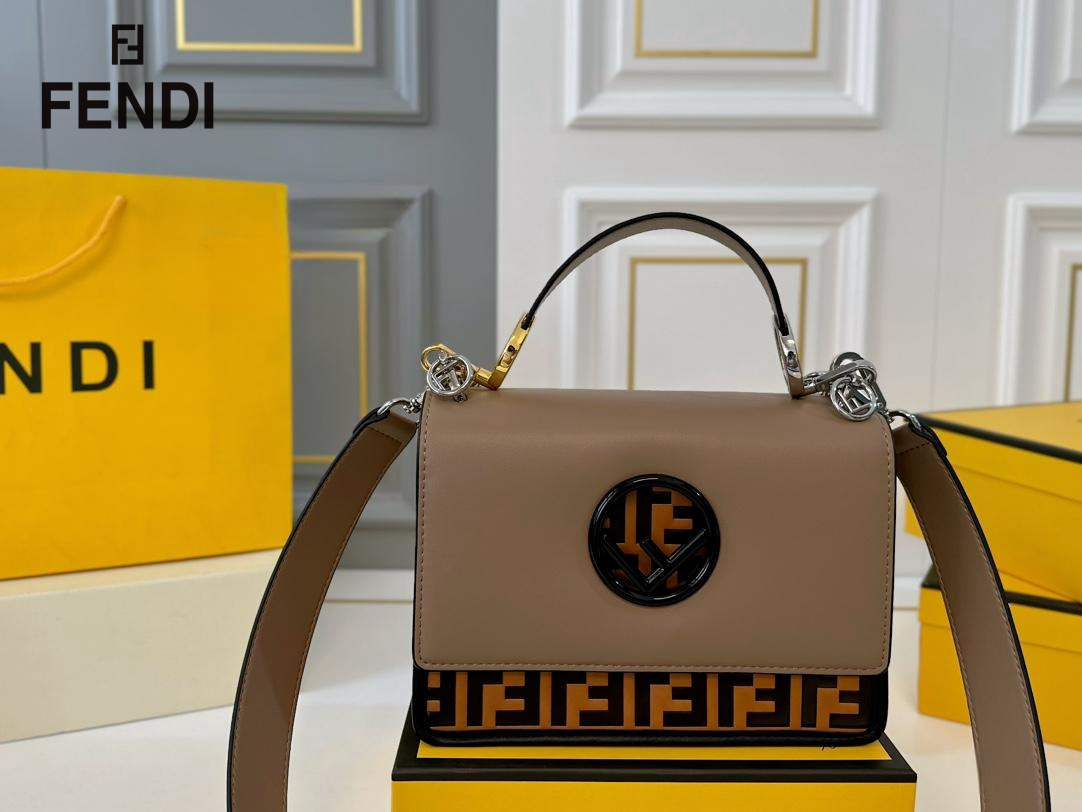 【FENDI  公式旗艦店】フェンディ 斜めがけバッグ  当日出荷 好評に付き再入荷！25*18CM  240720