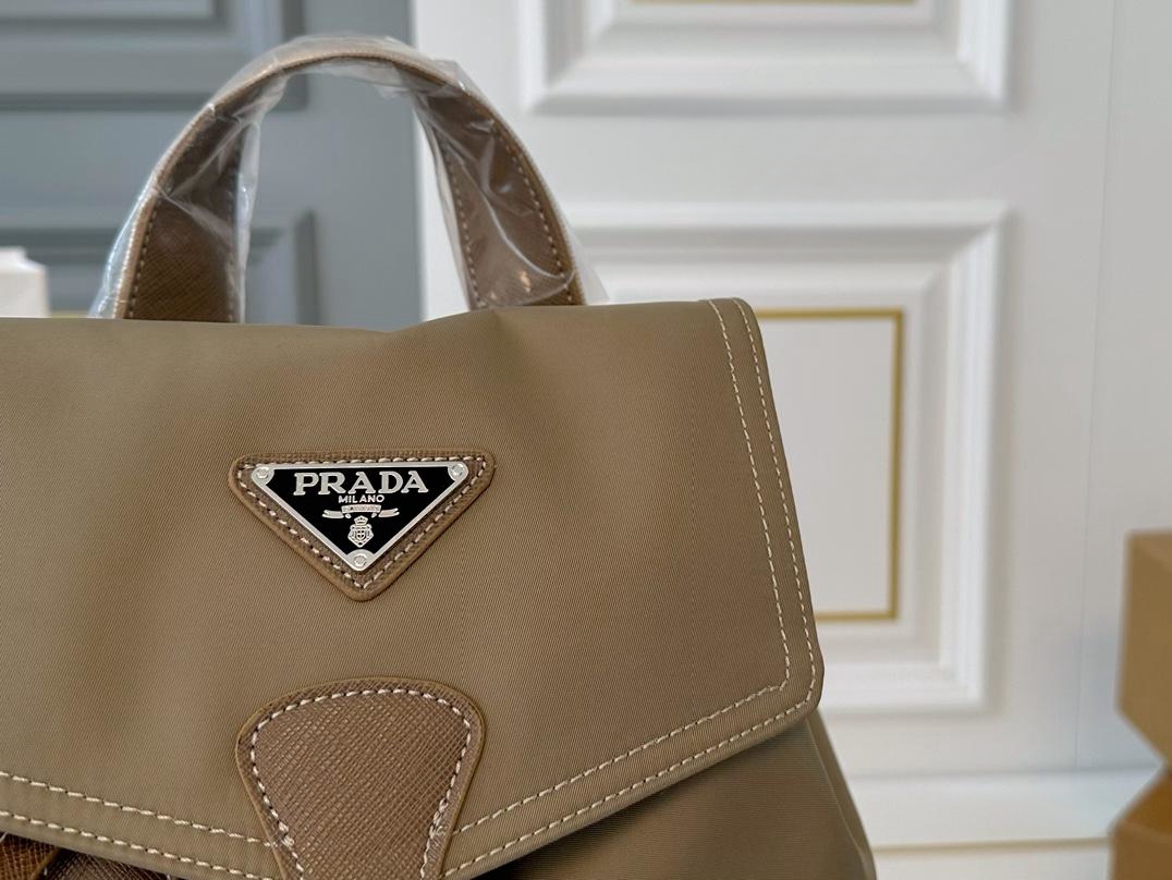 【PRADA  公式 旗艦店】プラダ   リュックサック当日出荷 好評に付き再入荷！27*30CM  240719