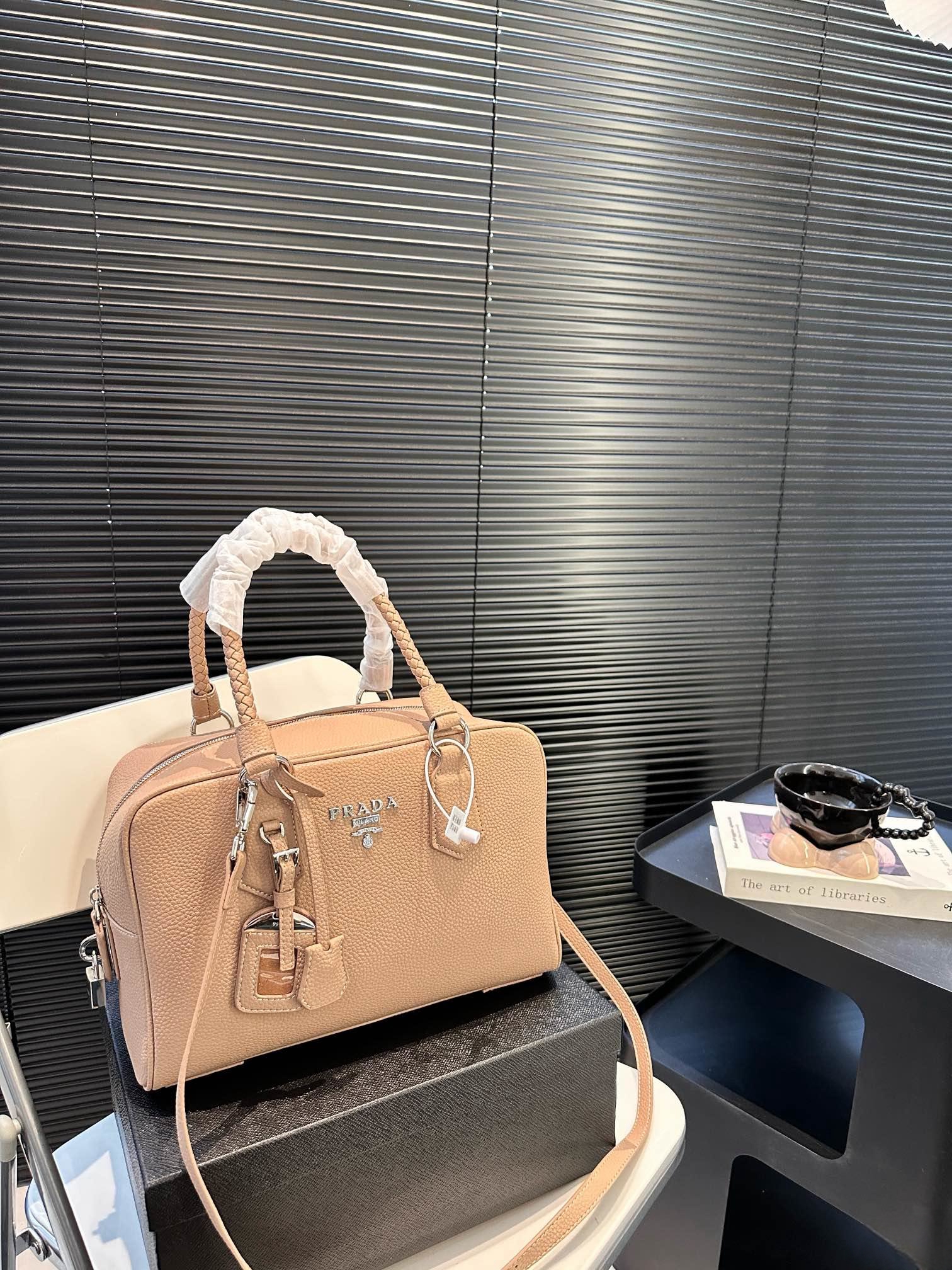 【PRADA  公式 旗艦店】プラダ   ハンドバッグ当日出荷 好評に付き再入荷！31*21CM  240719