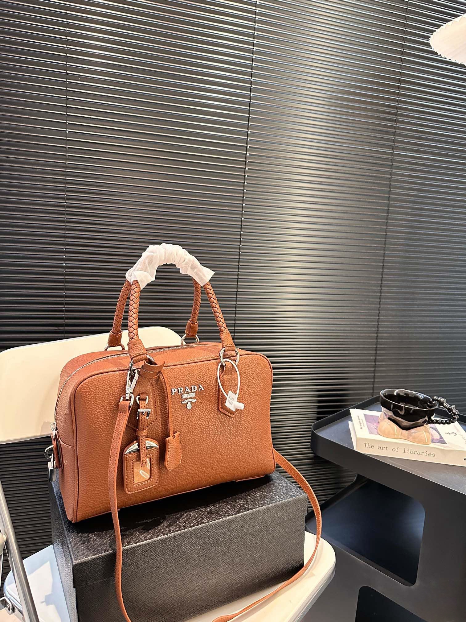 【PRADA  公式 旗艦店】プラダ   ハンドバッグ当日出荷 好評に付き再入荷！31*21CM  240719