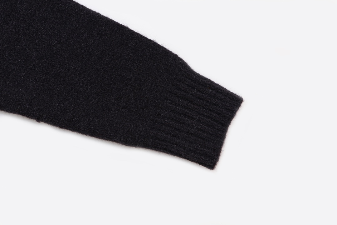 【supreme 公式旗艦店】セーター好評に付き再入荷！ 241030