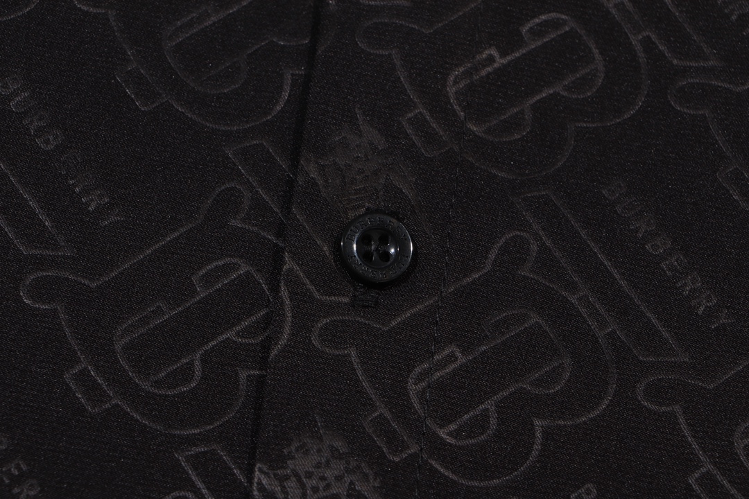 【BURBERRY 公式旗艦店】バーバリー  シャツ  ご好評に付き再入荷 240716