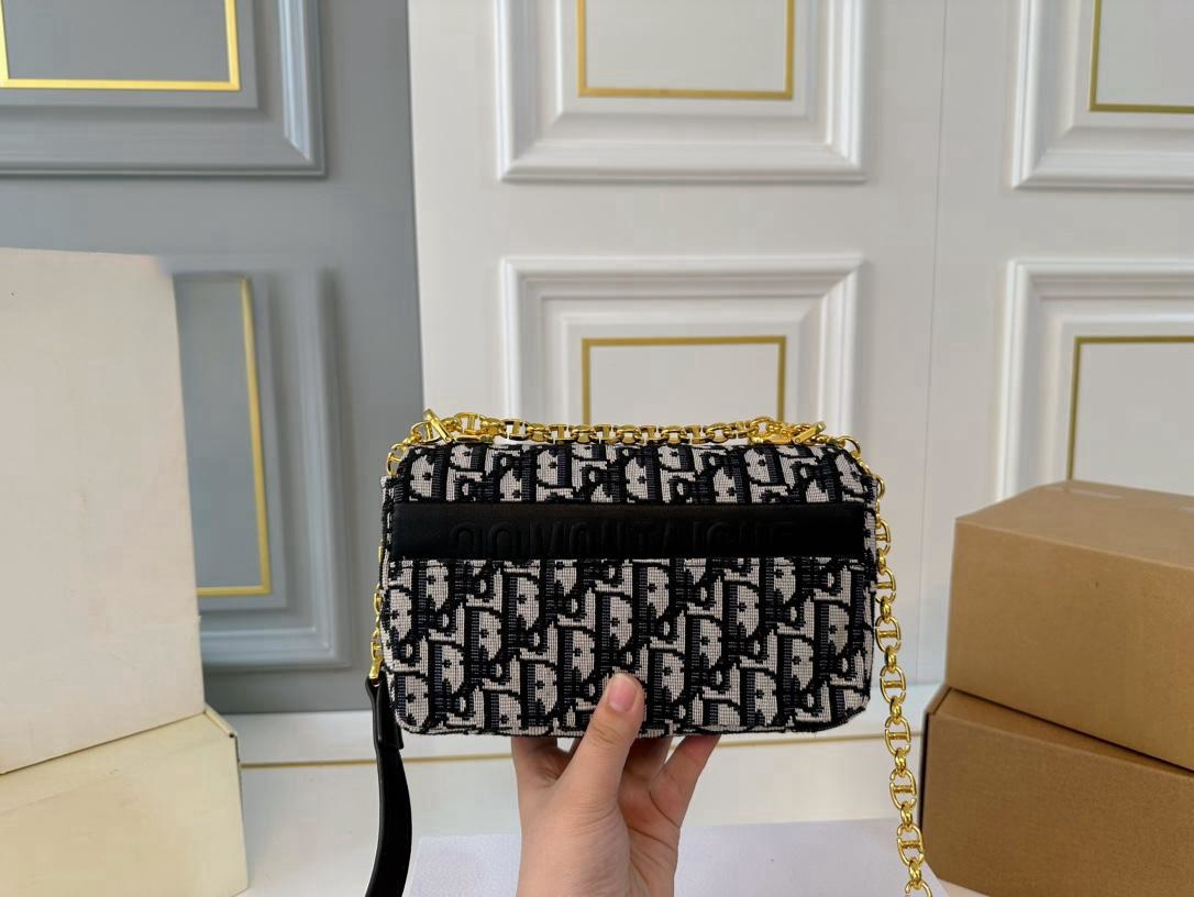 【DIOR公式旗艦店】ディオール  斜めがけバッグ 当日出荷 好評に付き再入荷！20*12CM 240720