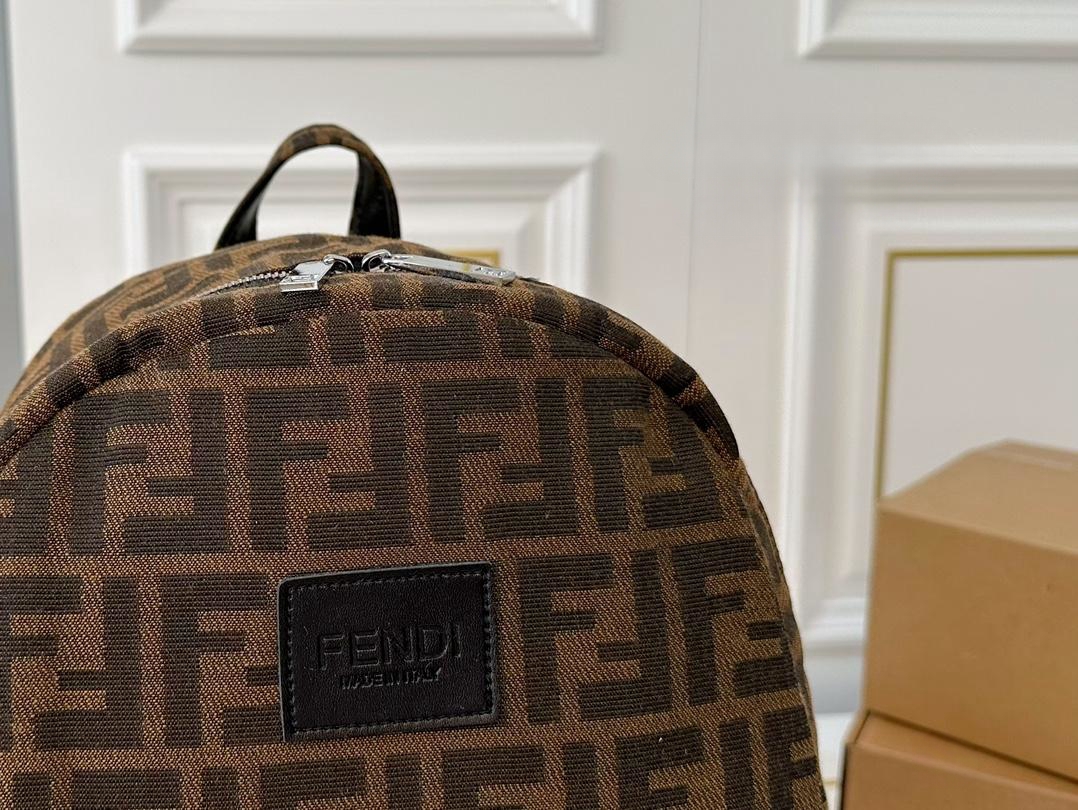 【FENDI  公式旗艦店】フェンディ  リュックサック  当日出荷 好評に付き再入荷！32*37CM  240720
