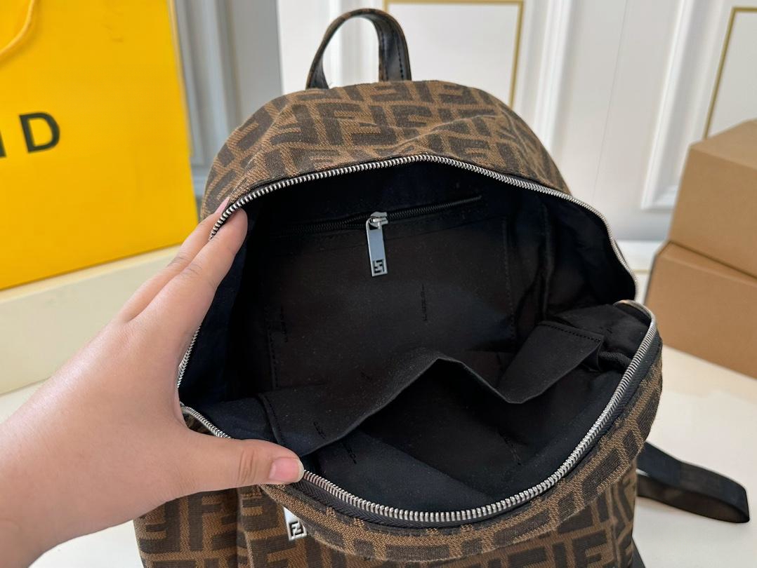 【FENDI  公式旗艦店】フェンディ  リュックサック  当日出荷 好評に付き再入荷！32*37CM  240720