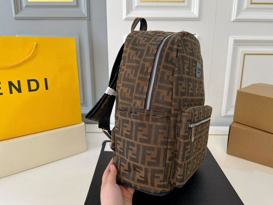 【FENDI  公式旗艦店】フェンディ  リュックサック  当日出荷 好評に付き再入荷！32*37CM  240720