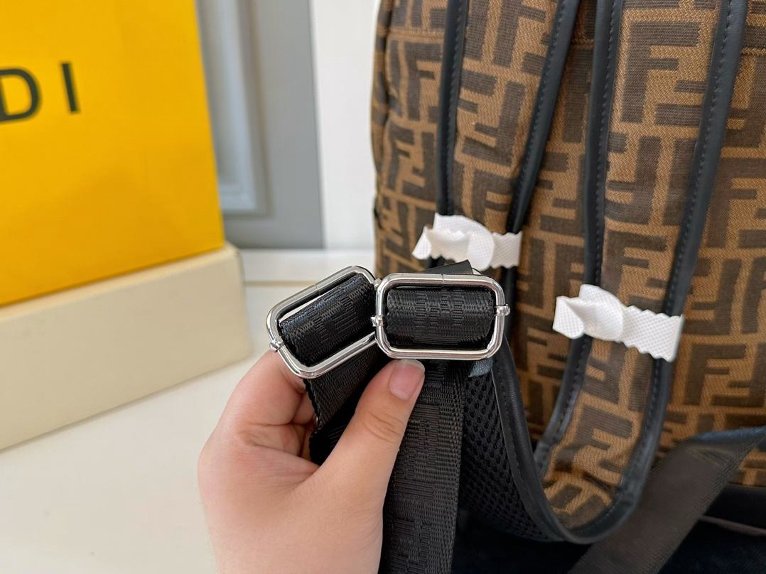 【FENDI  公式旗艦店】フェンディ  リュックサック  当日出荷 好評に付き再入荷！32*37CM  240720