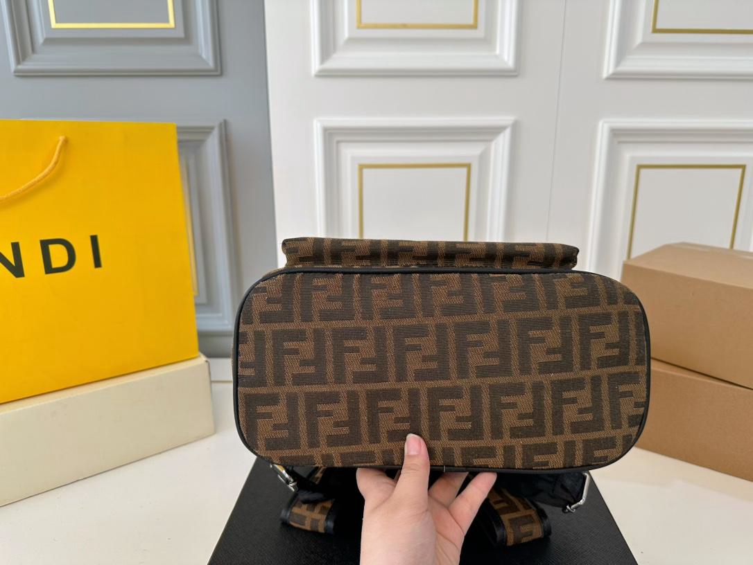 【FENDI  公式旗艦店】フェンディ  リュックサック  当日出荷 好評に付き再入荷！32*37CM  240720