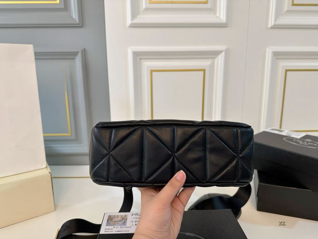 【PRADA  公式 旗艦店】プラダ  斜めがけバッグ 当日出荷 好評に付き再入荷！26*13CM 240719