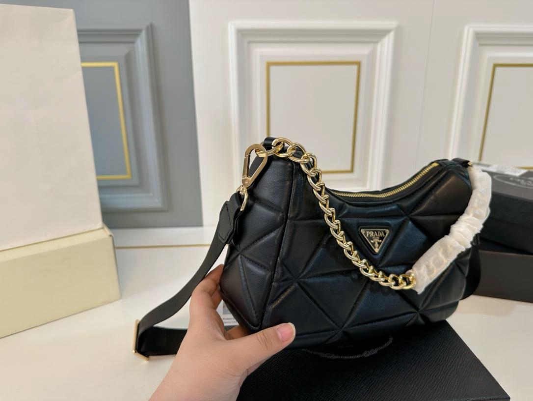 【PRADA  公式 旗艦店】プラダ  斜めがけバッグ 当日出荷 好評に付き再入荷！26*13CM 240719