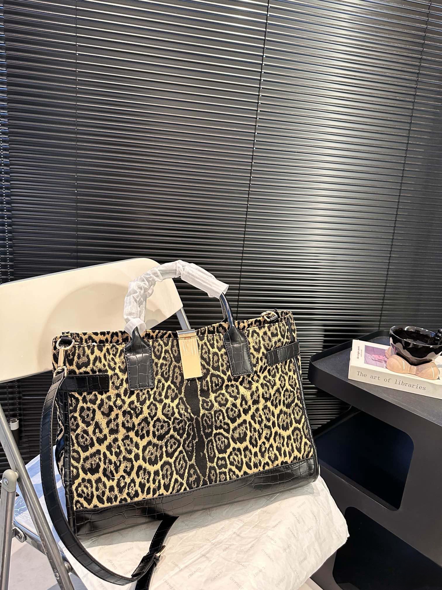 【CELINE 公式旗艦店】セリーヌ ハンドバッグ 当日出荷 好評に付き再入荷！39*29CM  1240723