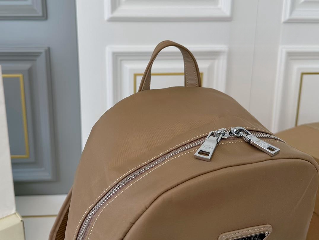 【PRADA  公式 旗艦店】プラダ   リュックサック当日出荷 好評に付き再入荷！31*36CM  240719