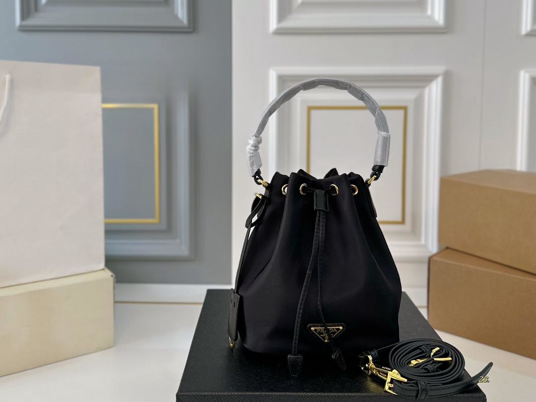 【PRADA  公式 旗艦店】プラダ  ハンドバッグ 当日出荷 好評に付き再入荷！16*19CM  240719