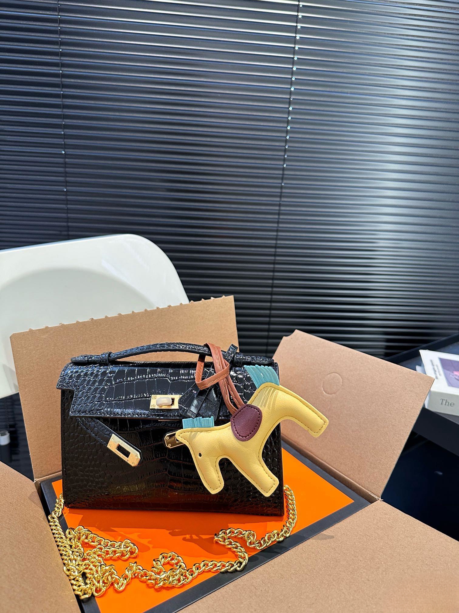 【Hermès 公式旗艦店】エルメス 斜めがけバッグ 当日出荷 好評に付き再入荷！21*14CM  240724