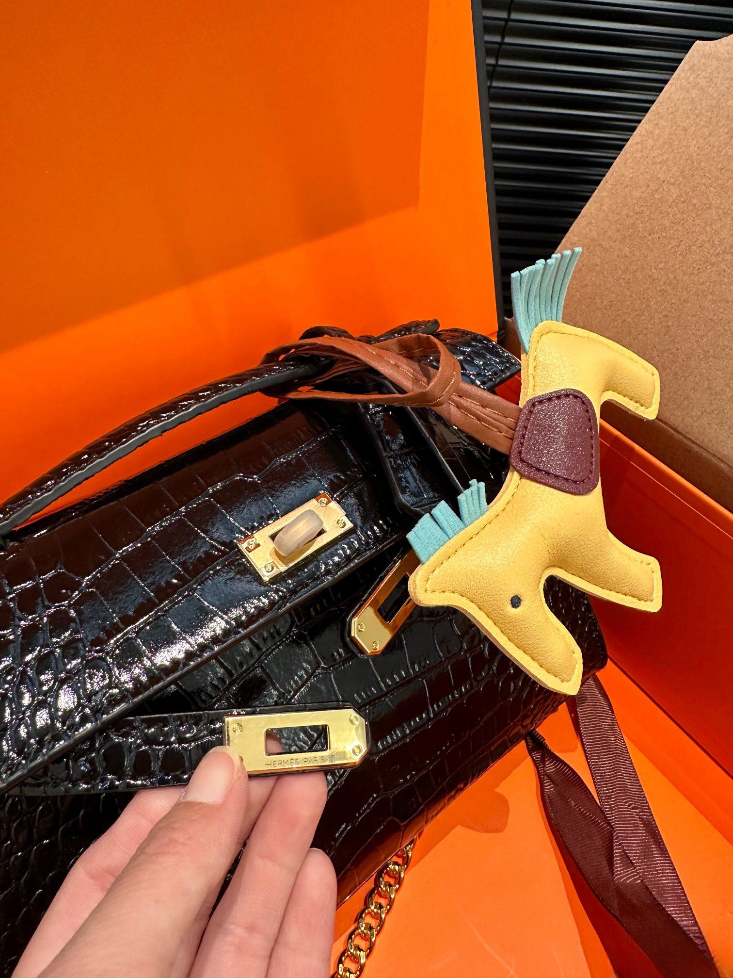 【Hermès 公式旗艦店】エルメス 斜めがけバッグ 当日出荷 好評に付き再入荷！21*14CM  240724