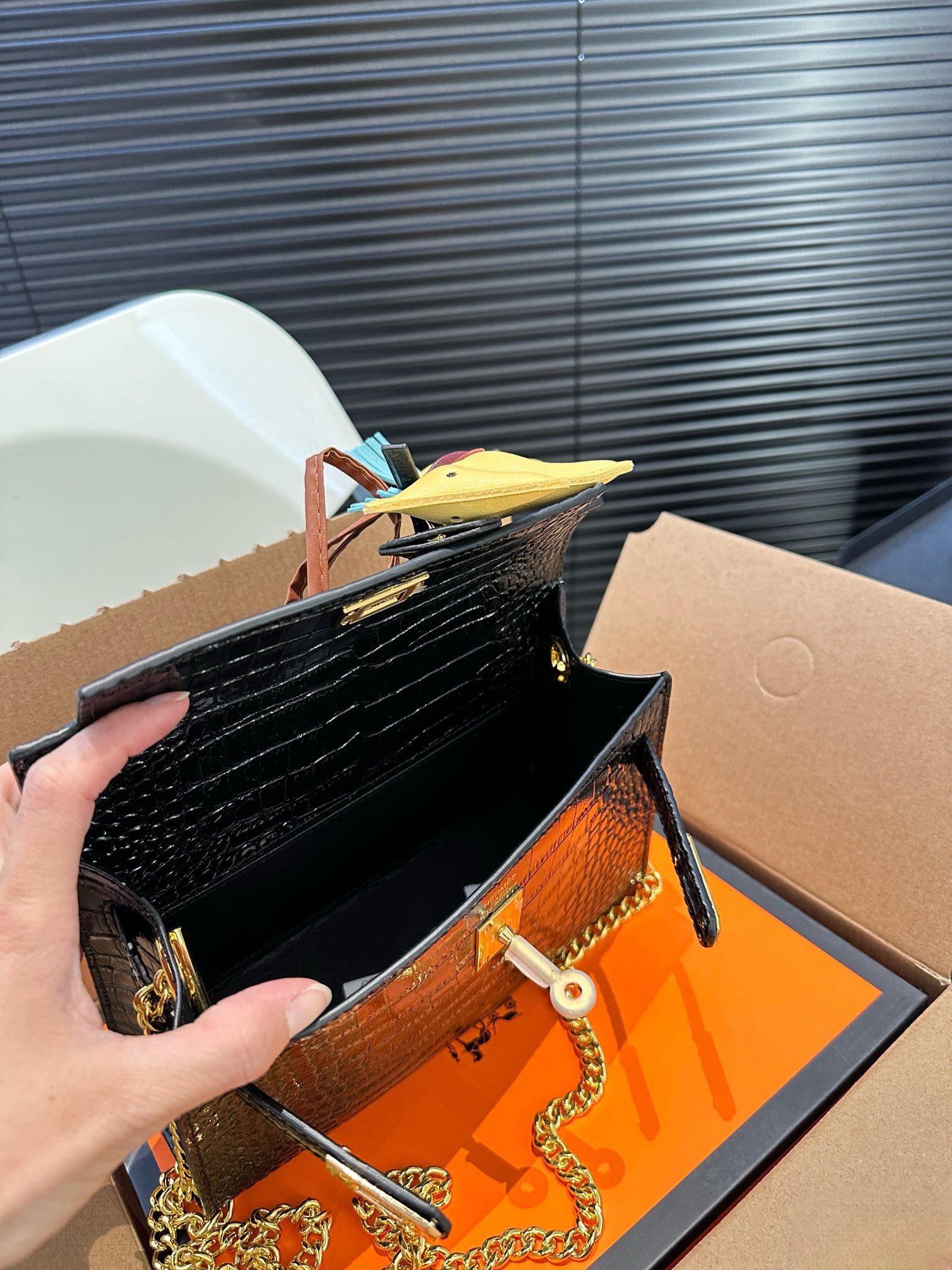 【Hermès 公式旗艦店】エルメス 斜めがけバッグ 当日出荷 好評に付き再入荷！21*14CM  240724