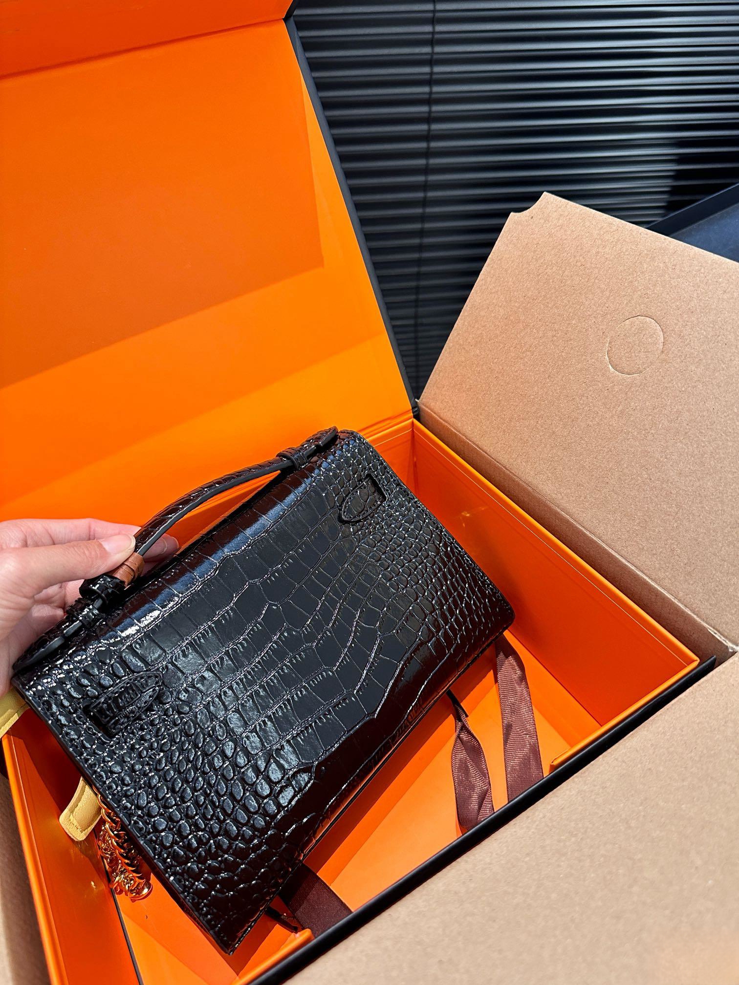 【Hermès 公式旗艦店】エルメス 斜めがけバッグ 当日出荷 好評に付き再入荷！21*14CM  240724