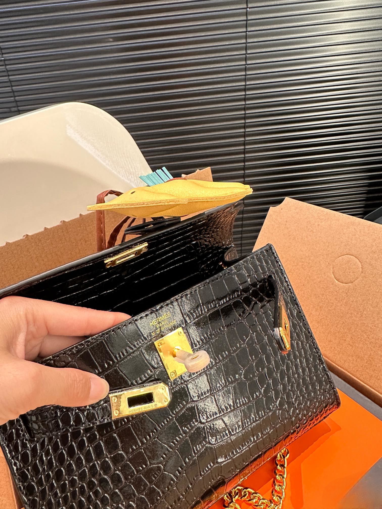 【Hermès 公式旗艦店】エルメス 斜めがけバッグ 当日出荷 好評に付き再入荷！21*14CM  240724