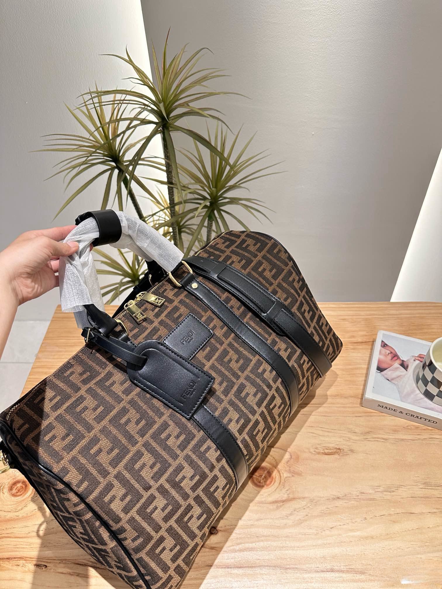 【FENDI  公式旗艦店】フェンディ    当日出荷 好評に付き再入荷！45*27CM  240720