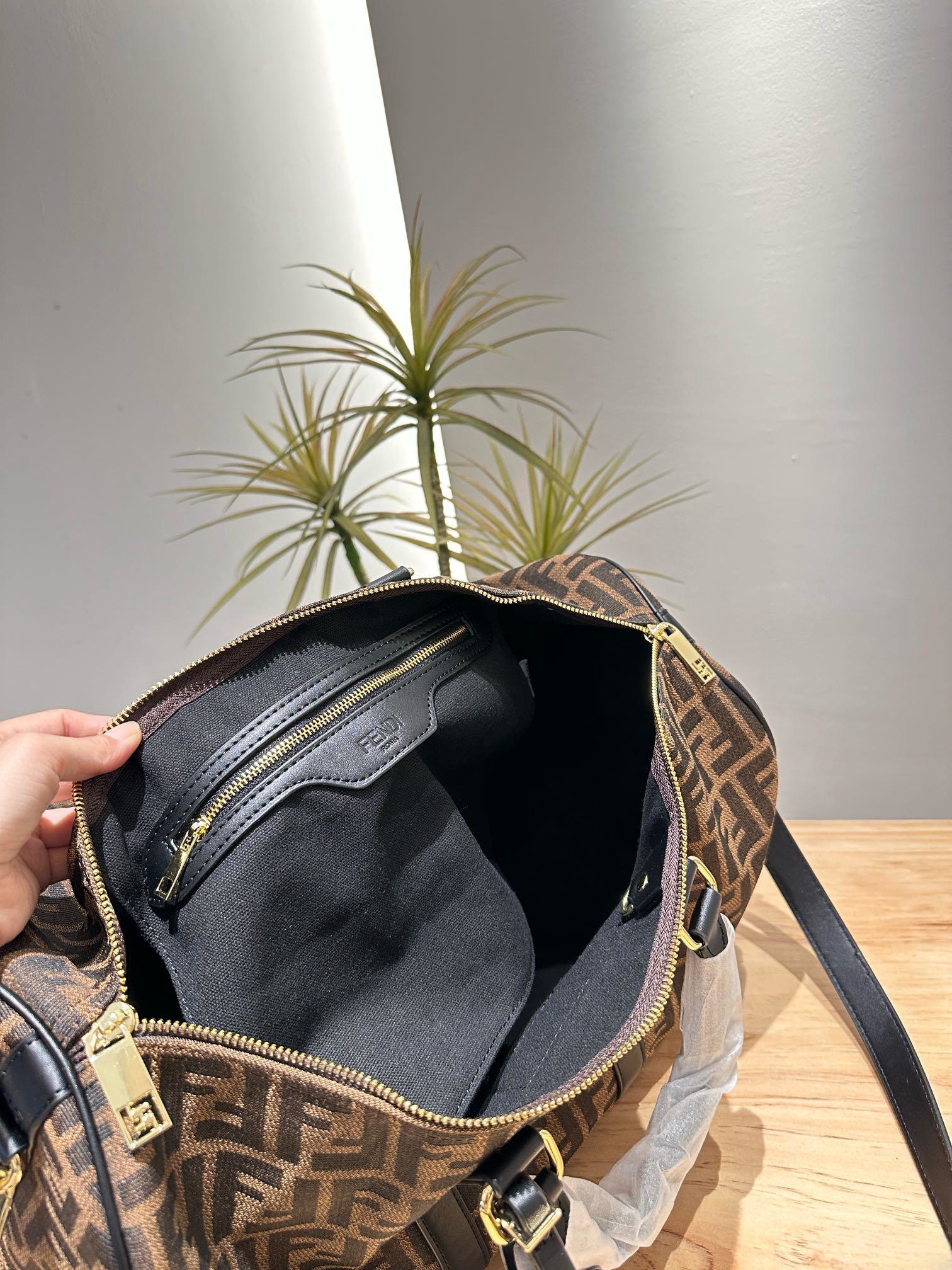 【FENDI  公式旗艦店】フェンディ    当日出荷 好評に付き再入荷！45*27CM  240720