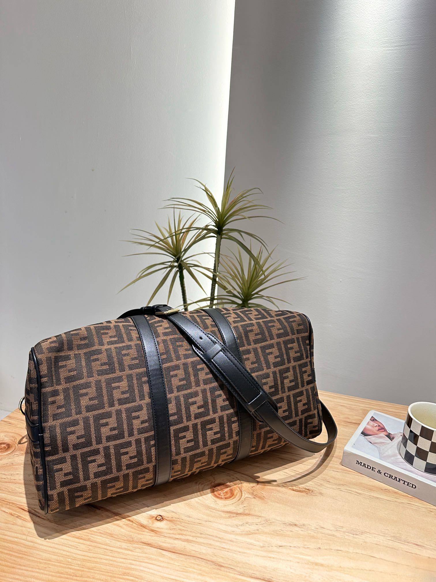 【FENDI  公式旗艦店】フェンディ    当日出荷 好評に付き再入荷！45*27CM  240720