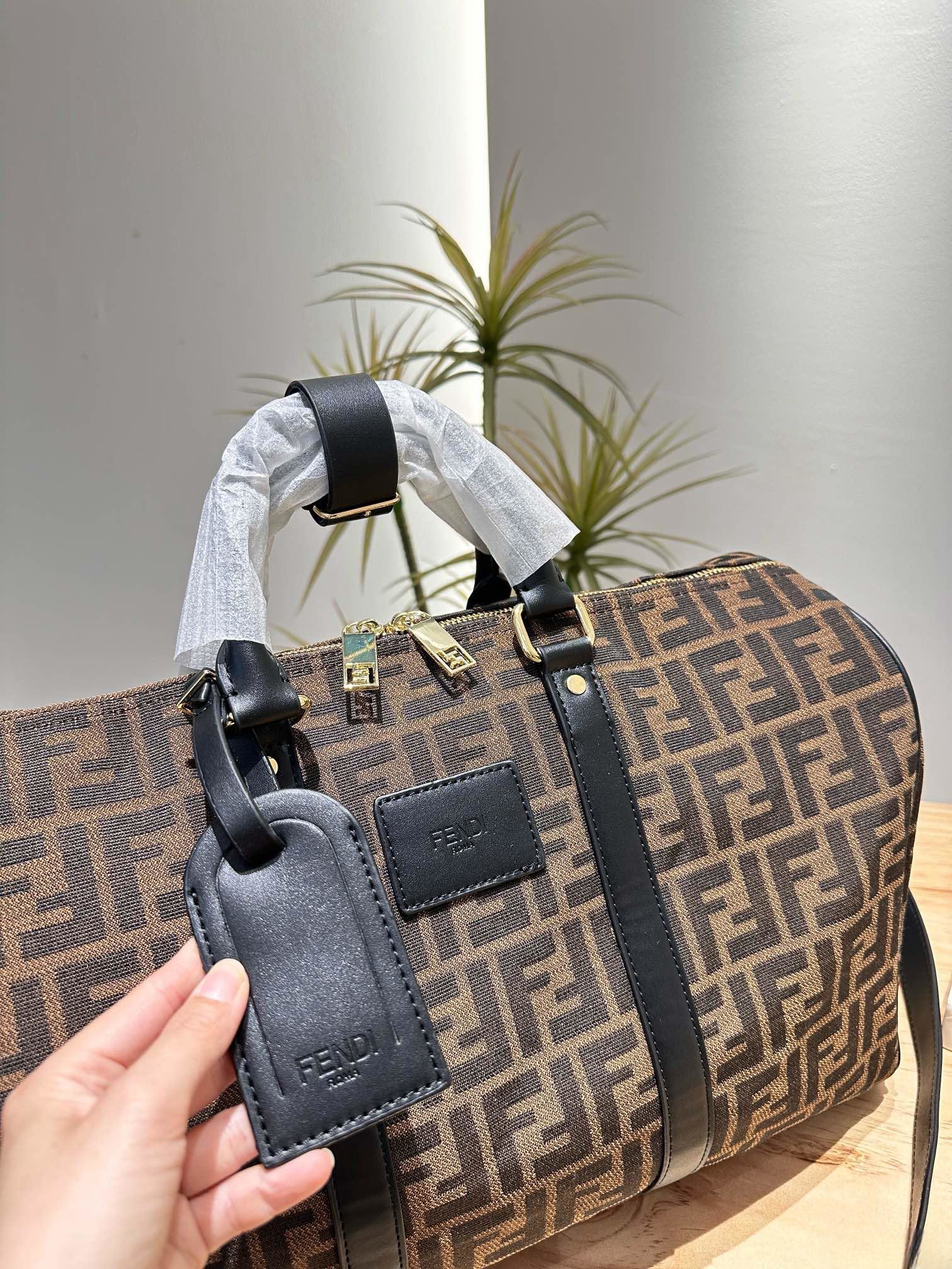 【FENDI  公式旗艦店】フェンディ    当日出荷 好評に付き再入荷！45*27CM  240720