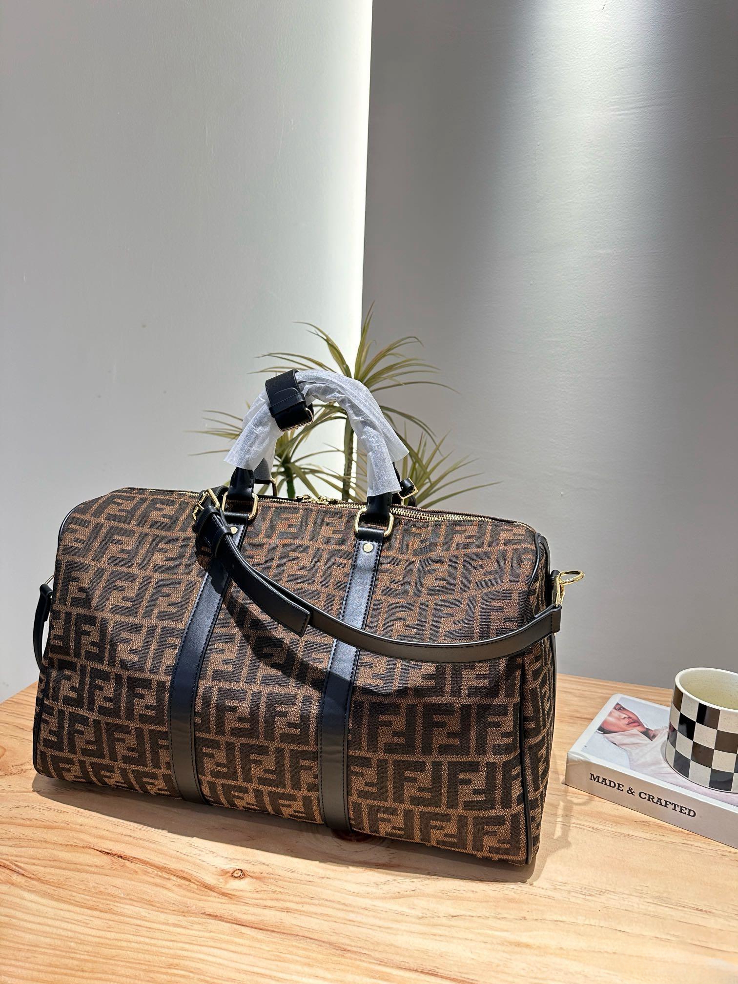 【FENDI  公式旗艦店】フェンディ    当日出荷 好評に付き再入荷！45*27CM  240720