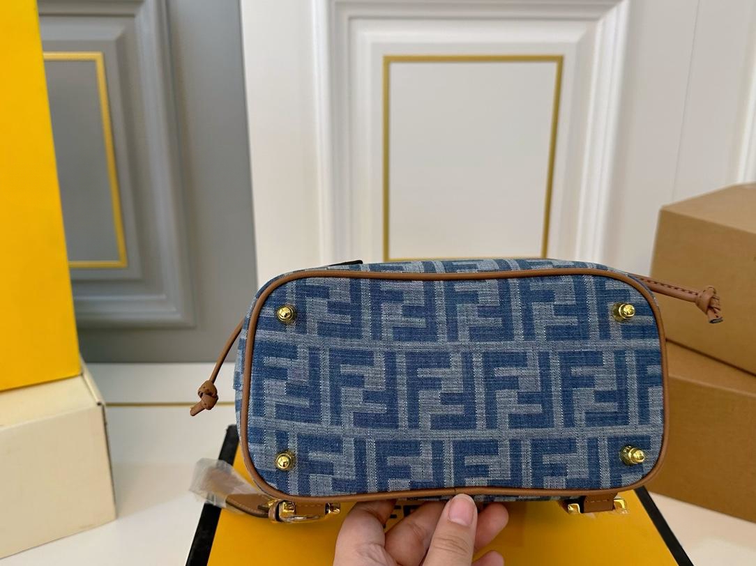【FENDI  公式旗艦店】フェンディ  リュックサック  当日出荷 好評に付き再入荷！21*24CM  240720