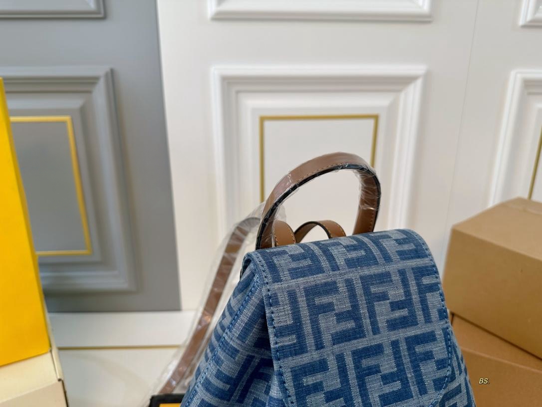 【FENDI  公式旗艦店】フェンディ  リュックサック  当日出荷 好評に付き再入荷！21*24CM  240720