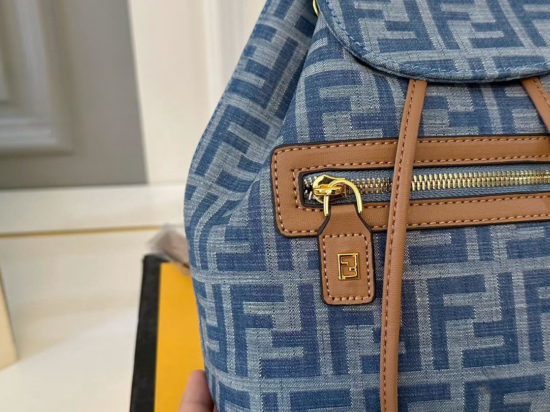 【FENDI  公式旗艦店】フェンディ  リュックサック  当日出荷 好評に付き再入荷！21*24CM  240720