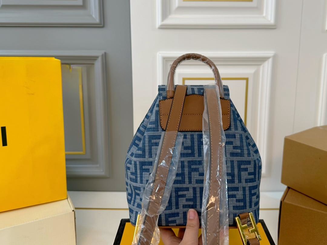 【FENDI  公式旗艦店】フェンディ  リュックサック  当日出荷 好評に付き再入荷！21*24CM  240720