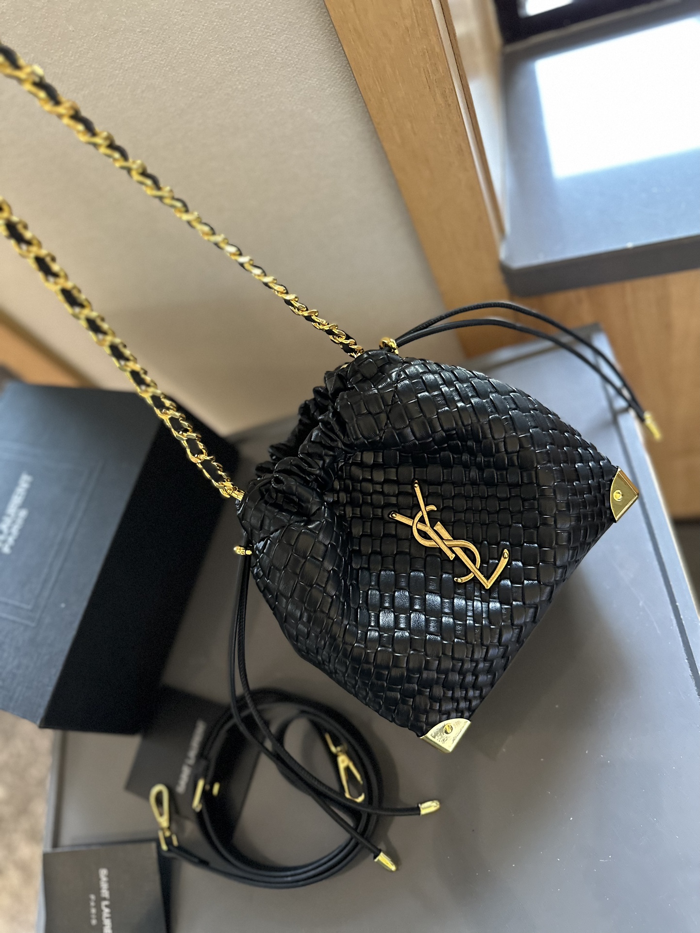 【YSL SAINT LAURENT 公式旗艦店】サンローラン   斜めがけバッグ 当日出荷 好評に付き再入荷！25*5*13CM  1240722