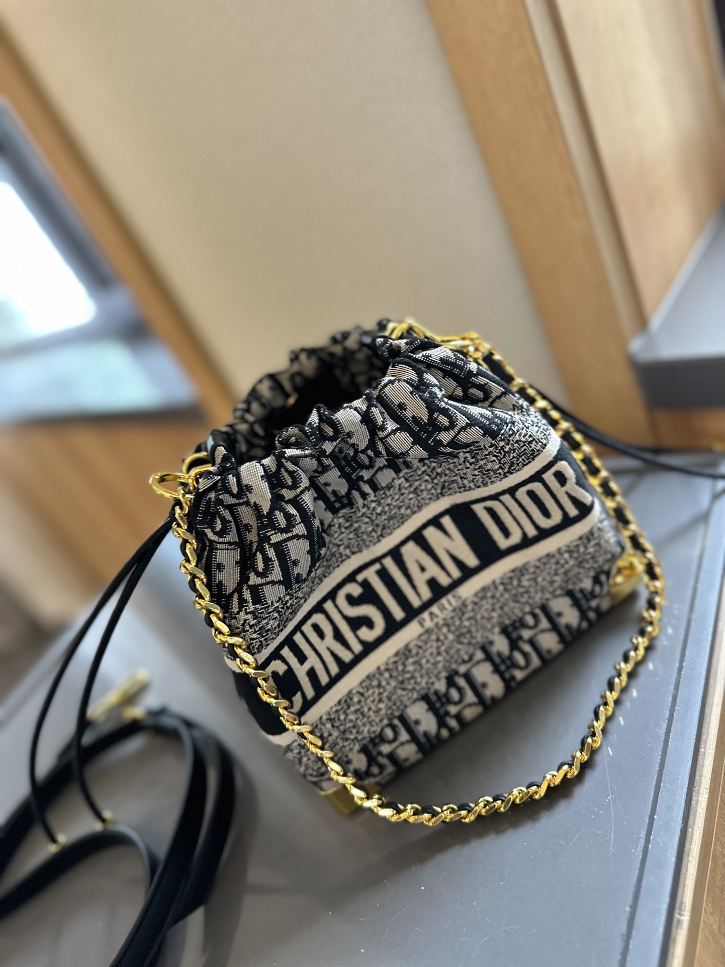 【YSL SAINT LAURENT 公式旗艦店】サンローラン   斜めがけバッグ 当日出荷 好評に付き再入荷！25*5*13CM  1240722