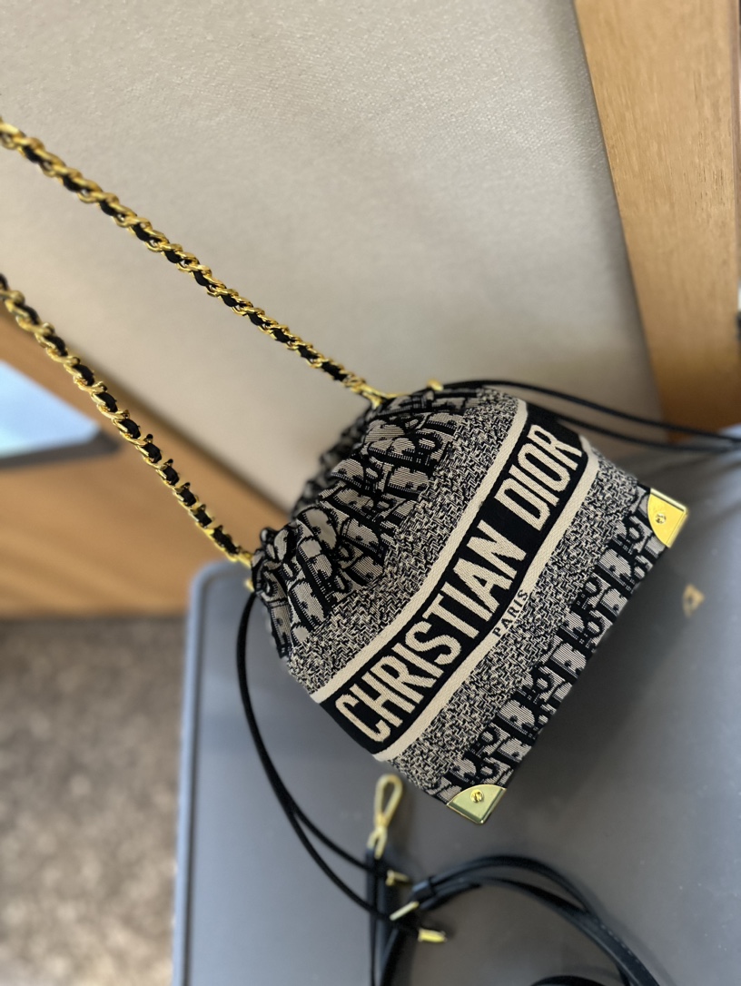 【YSL SAINT LAURENT 公式旗艦店】サンローラン   斜めがけバッグ 当日出荷 好評に付き再入荷！25*5*13CM  1240722