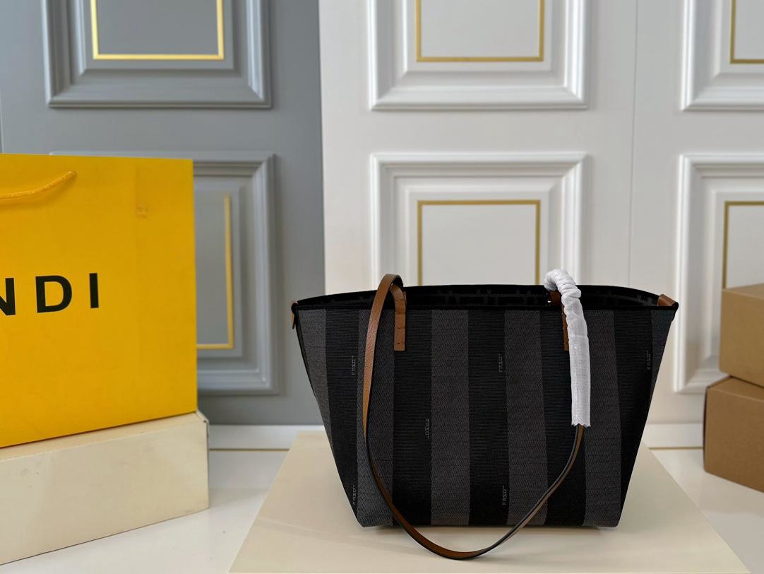 【FENDI  公式旗艦店】フェンディ  リュックサック  当日出荷 好評に付き再入荷！28*31CM  240720
