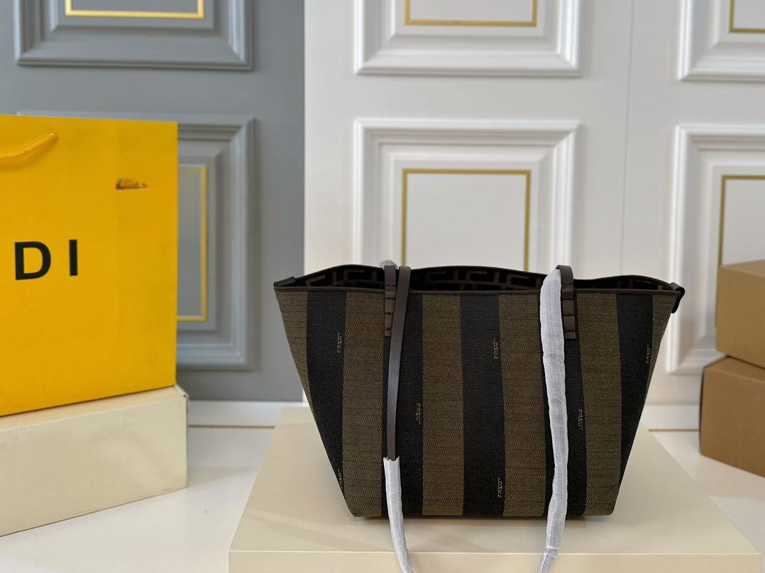 【FENDI  公式旗艦店】フェンディ  リュックサック  当日出荷 好評に付き再入荷！28*31CM  240720