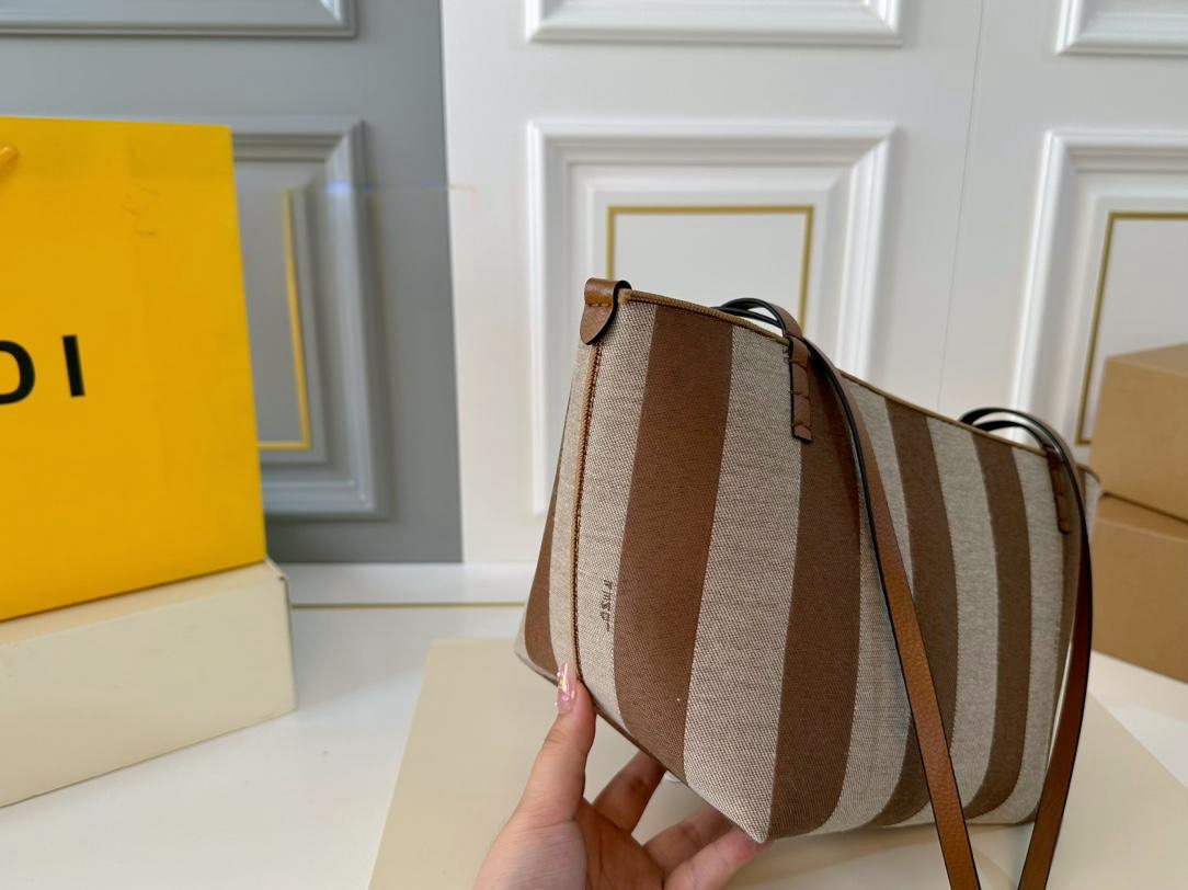 【FENDI  公式旗艦店】フェンディ  リュックサック  当日出荷 好評に付き再入荷！28*31CM  240720