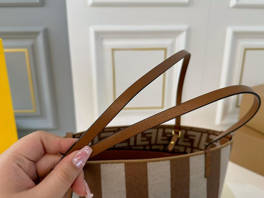 【FENDI  公式旗艦店】フェンディ  リュックサック  当日出荷 好評に付き再入荷！28*31CM  240720