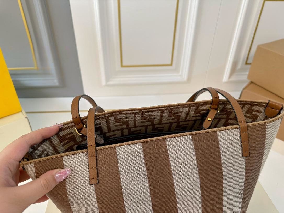 【FENDI  公式旗艦店】フェンディ  リュックサック  当日出荷 好評に付き再入荷！28*31CM  240720
