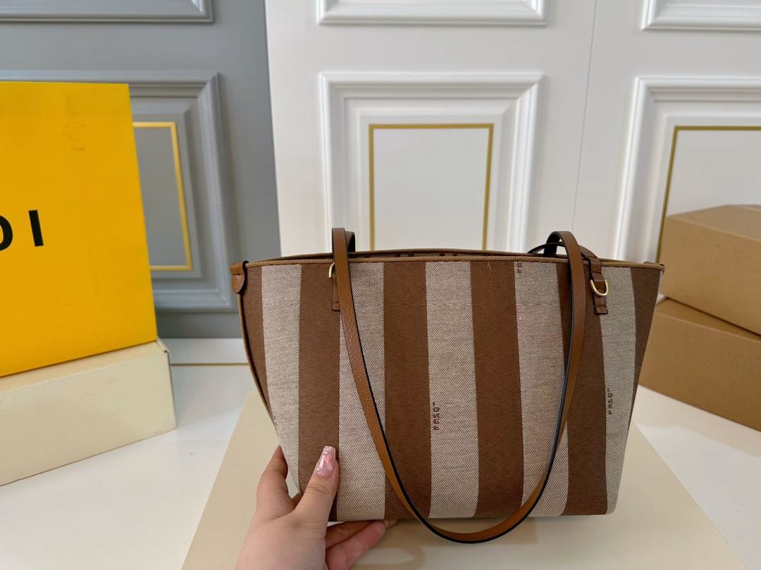 【FENDI  公式旗艦店】フェンディ  リュックサック  当日出荷 好評に付き再入荷！28*31CM  240720