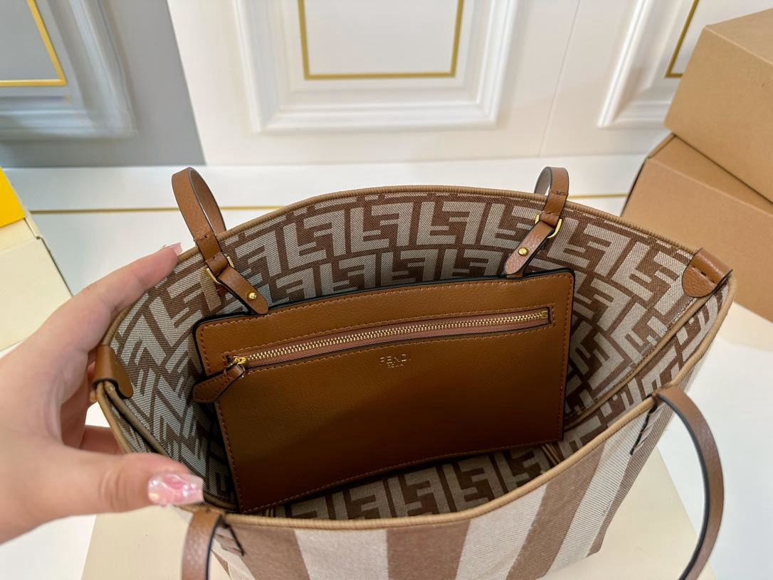 【FENDI  公式旗艦店】フェンディ  リュックサック  当日出荷 好評に付き再入荷！28*31CM  240720