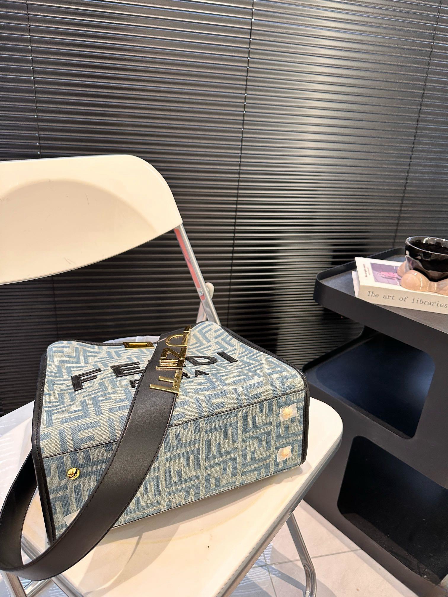 【FENDI  公式旗艦店】フェンディ 斜めがけバッグ  当日出荷 好評に付き再入荷！29*25CM  240720