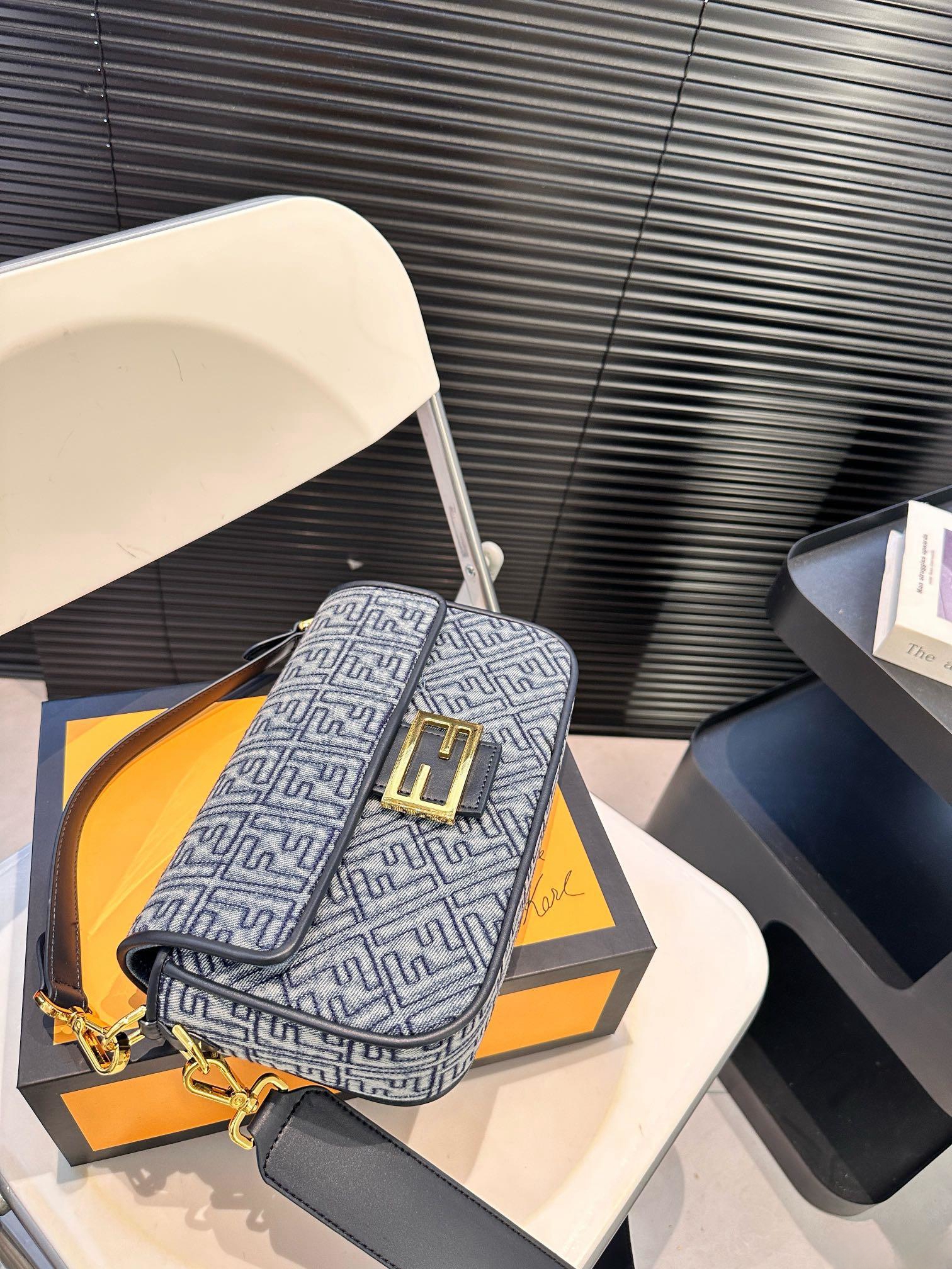 【FENDI  公式旗艦店】フェンディ 斜めがけバッグ  当日出荷 好評に付き再入荷！25*15CM  240720